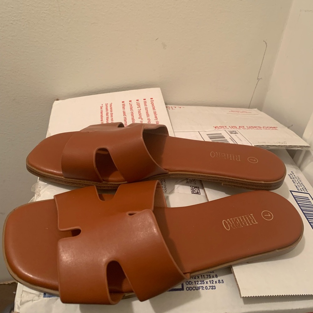 Women’s Rihero Sandals (Size 7) Tried On